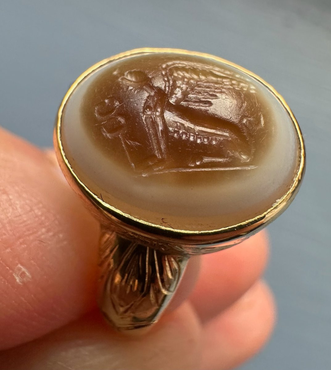 Bague chevalière en or ciselé du XIXe siècle sertie d'une intaille romaine en sardonyx — Sphinx-photo-1