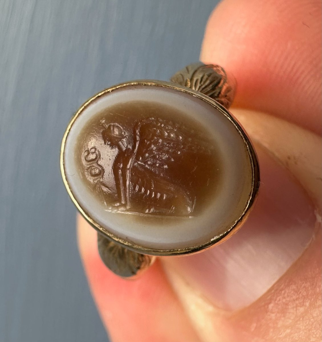 Bague chevalière en or ciselé du XIXe siècle sertie d'une intaille romaine en sardonyx — Sphinx-photo-2