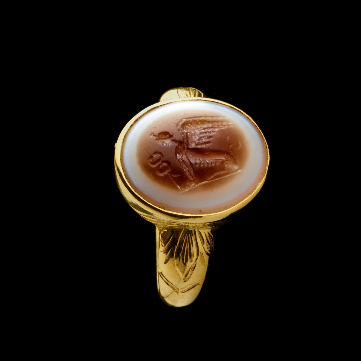Bague chevalière en or ciselé du XIXe siècle sertie d'une intaille romaine en sardonyx — Sphinx
