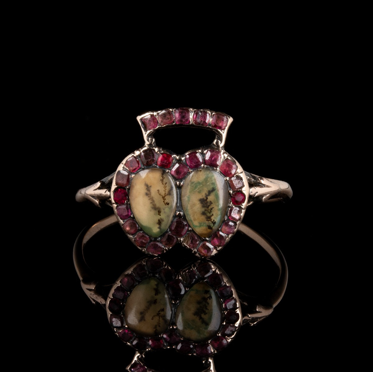 Bague Géorgienne/Début XIXe en or à double cœur — Agate mousse et rubis