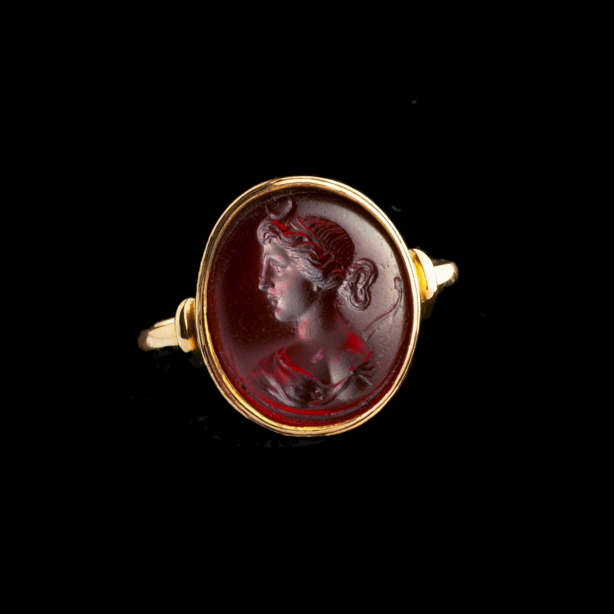 A Gold Ring Set With A 19th Century Red Glass Intaglio. Bust Of Diana.