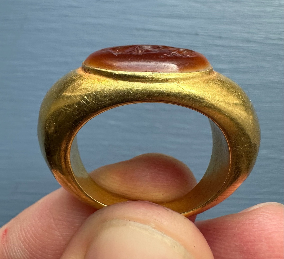 A Large Roman Hollow Gold Ring Set With An Agate Intaglio. Bust Of Athena.-photo-3