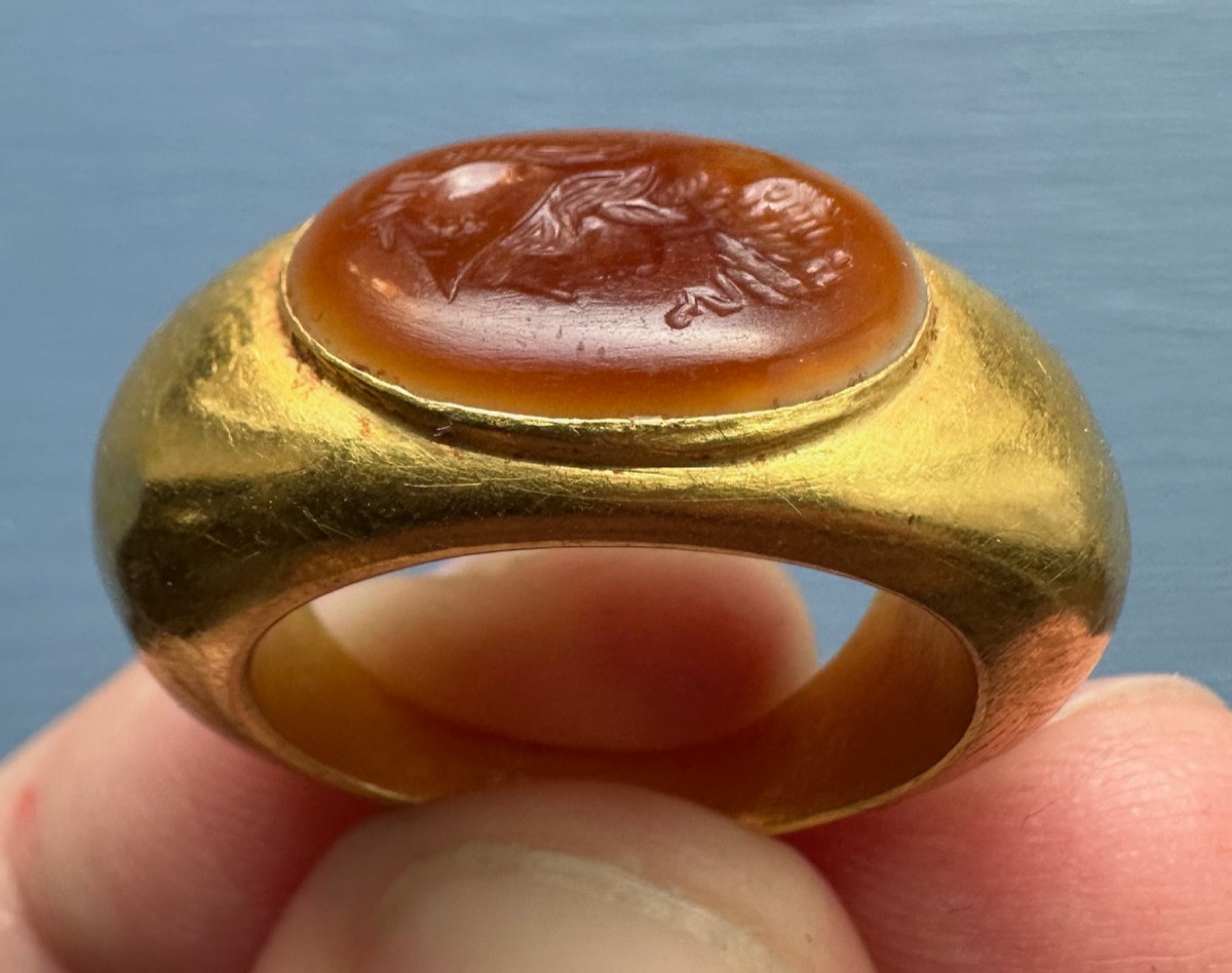 A Large Roman Hollow Gold Ring Set With An Agate Intaglio. Bust Of Athena.-photo-4