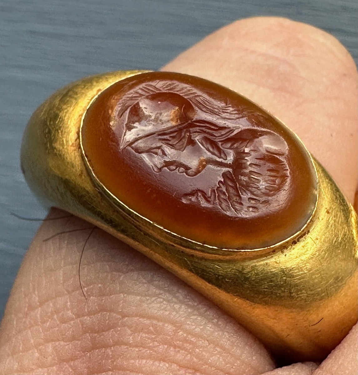 A Large Roman Hollow Gold Ring Set With An Agate Intaglio. Bust Of Athena.-photo-3