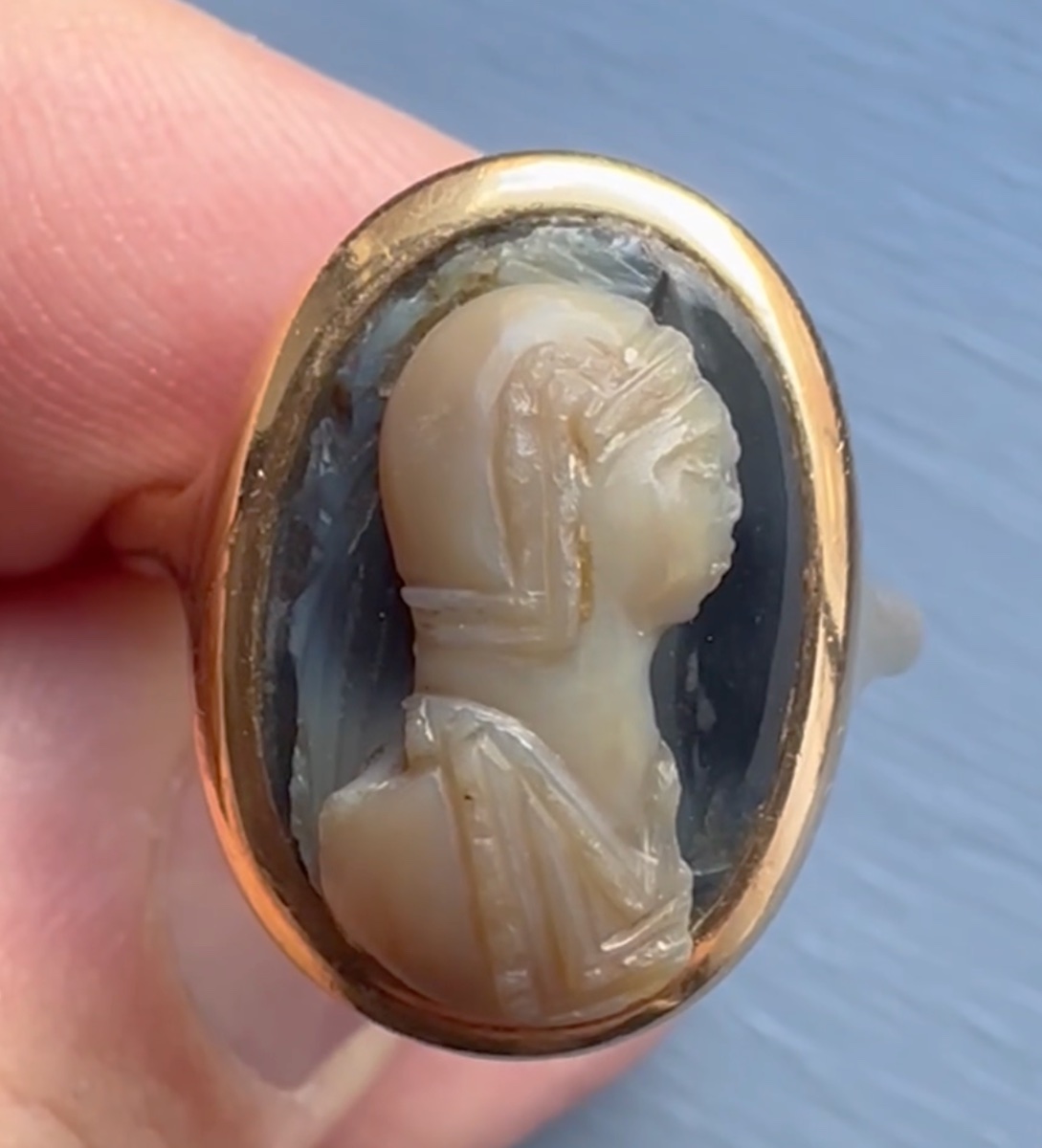 A Gold Ring Set With A Late Roman Onyx Cameo. Helmeted Bust.-photo-2