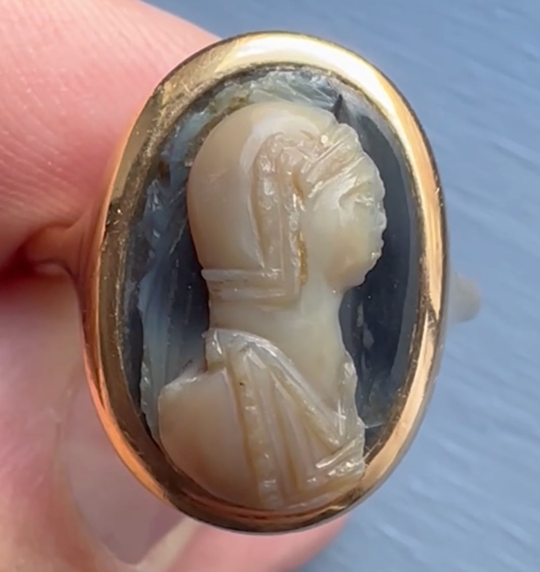 A Gold Ring Set With A Late Roman Onyx Cameo. Helmeted Bust.-photo-3