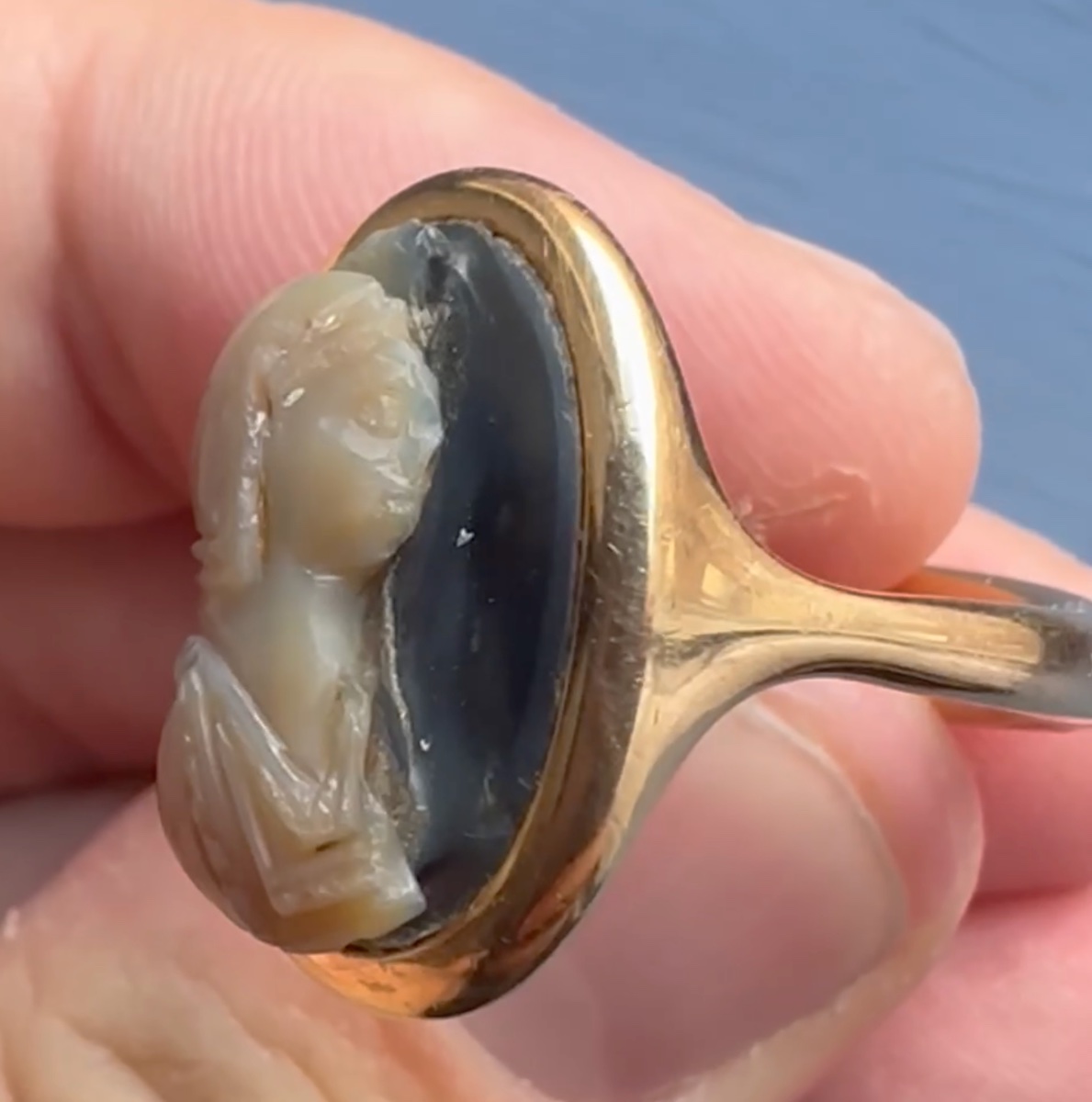 A Gold Ring Set With A Late Roman Onyx Cameo. Helmeted Bust.-photo-4