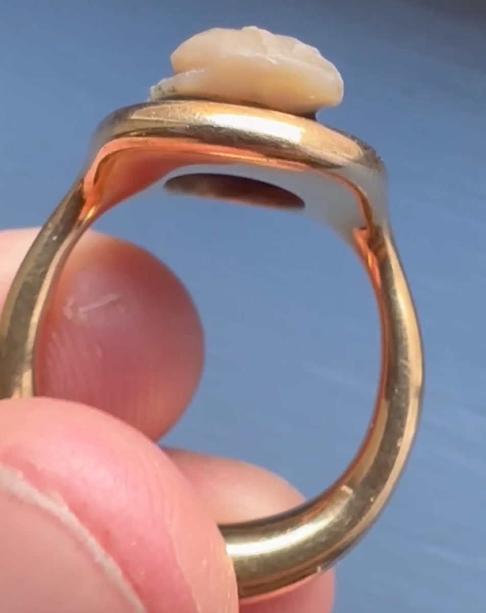 A Gold Ring Set With A Late Roman Onyx Cameo. Helmeted Bust.-photo-1