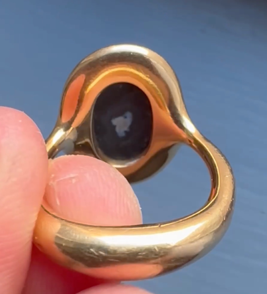 A Gold Ring Set With A Late Roman Onyx Cameo. Helmeted Bust.-photo-2