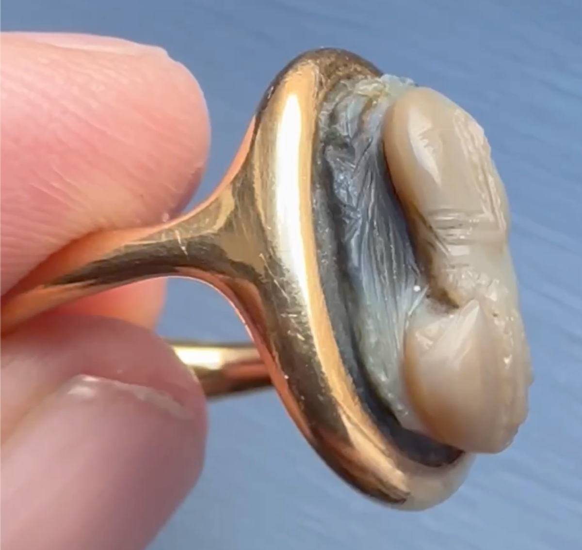 A Gold Ring Set With A Late Roman Onyx Cameo. Helmeted Bust.-photo-3