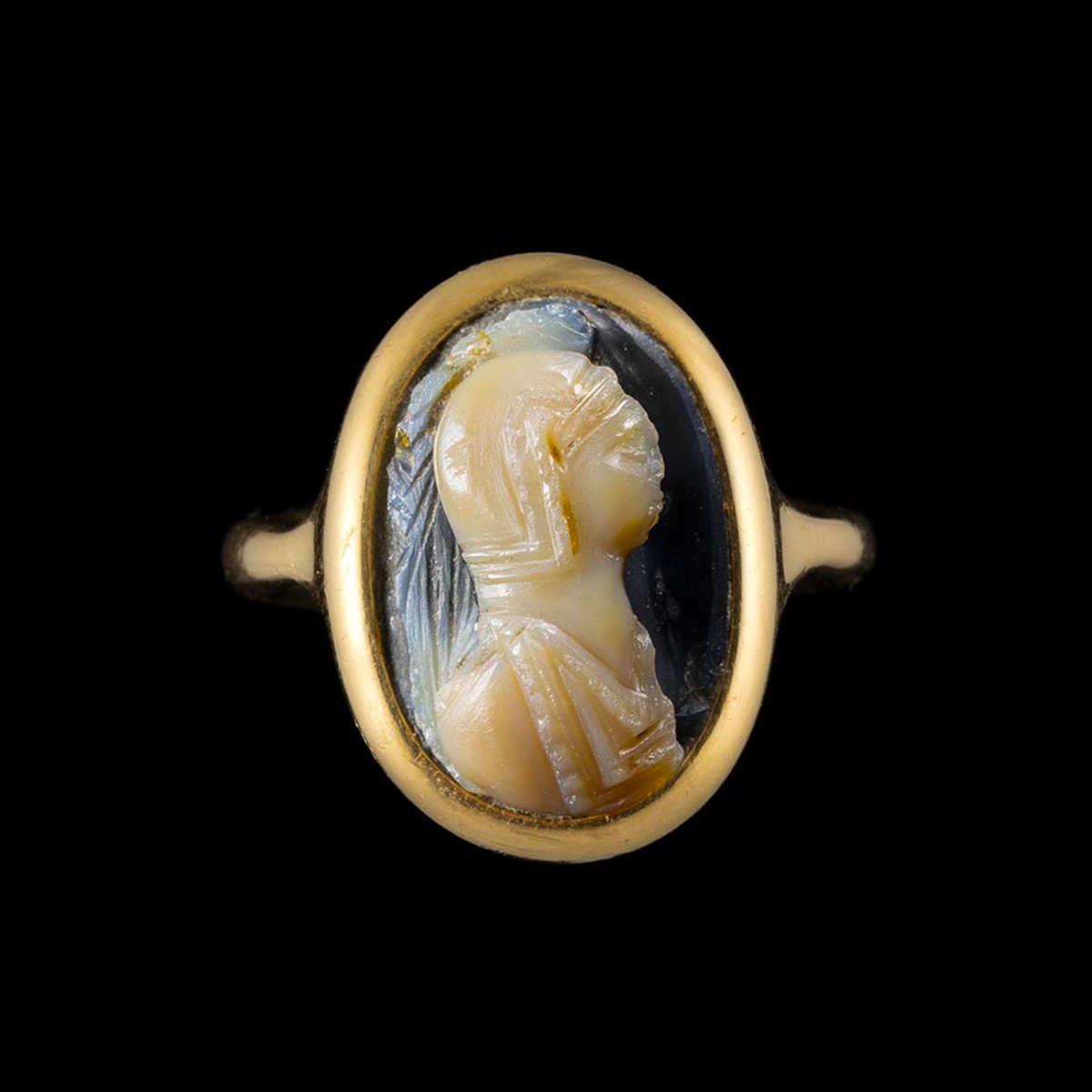 A Gold Ring Set With A Late Roman Onyx Cameo. Helmeted Bust.