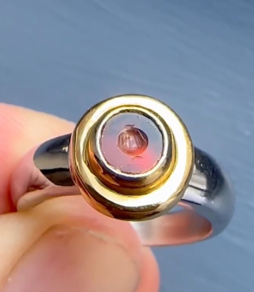 BAGUE EN OR DEUX TONS SERTIE D'UNE INTAILLE EN CORNALINE ITALIQUE. GRENADE.-photo-3