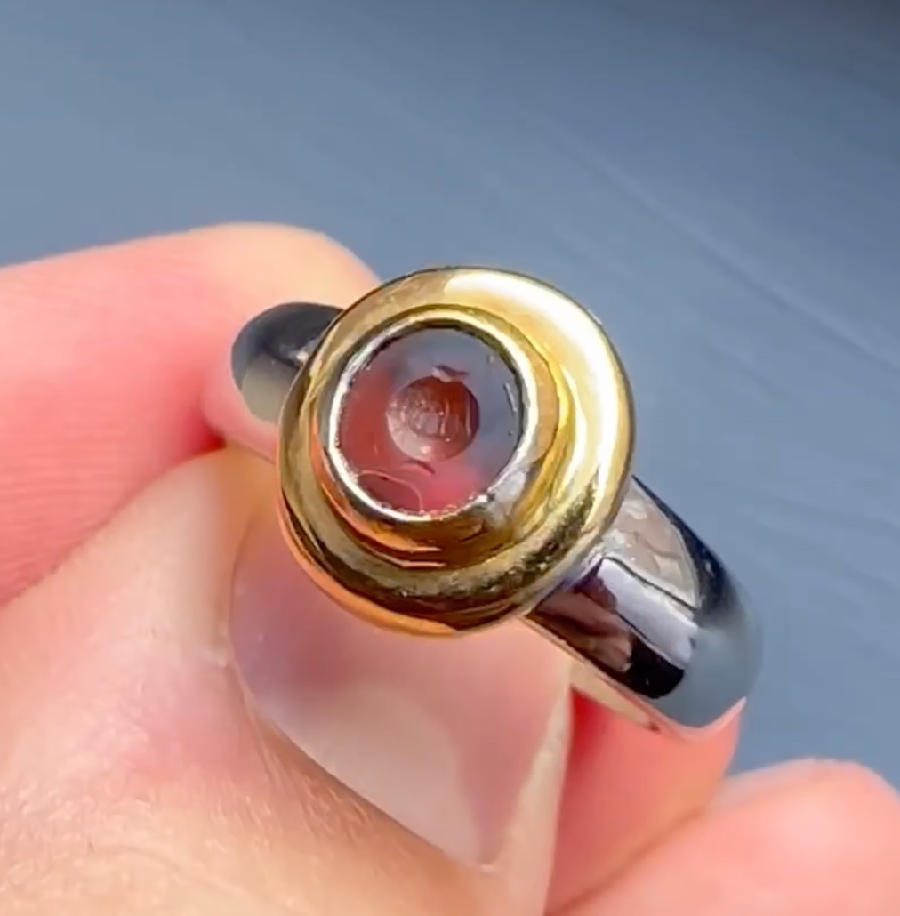 BAGUE EN OR DEUX TONS SERTIE D'UNE INTAILLE EN CORNALINE ITALIQUE. GRENADE.-photo-1