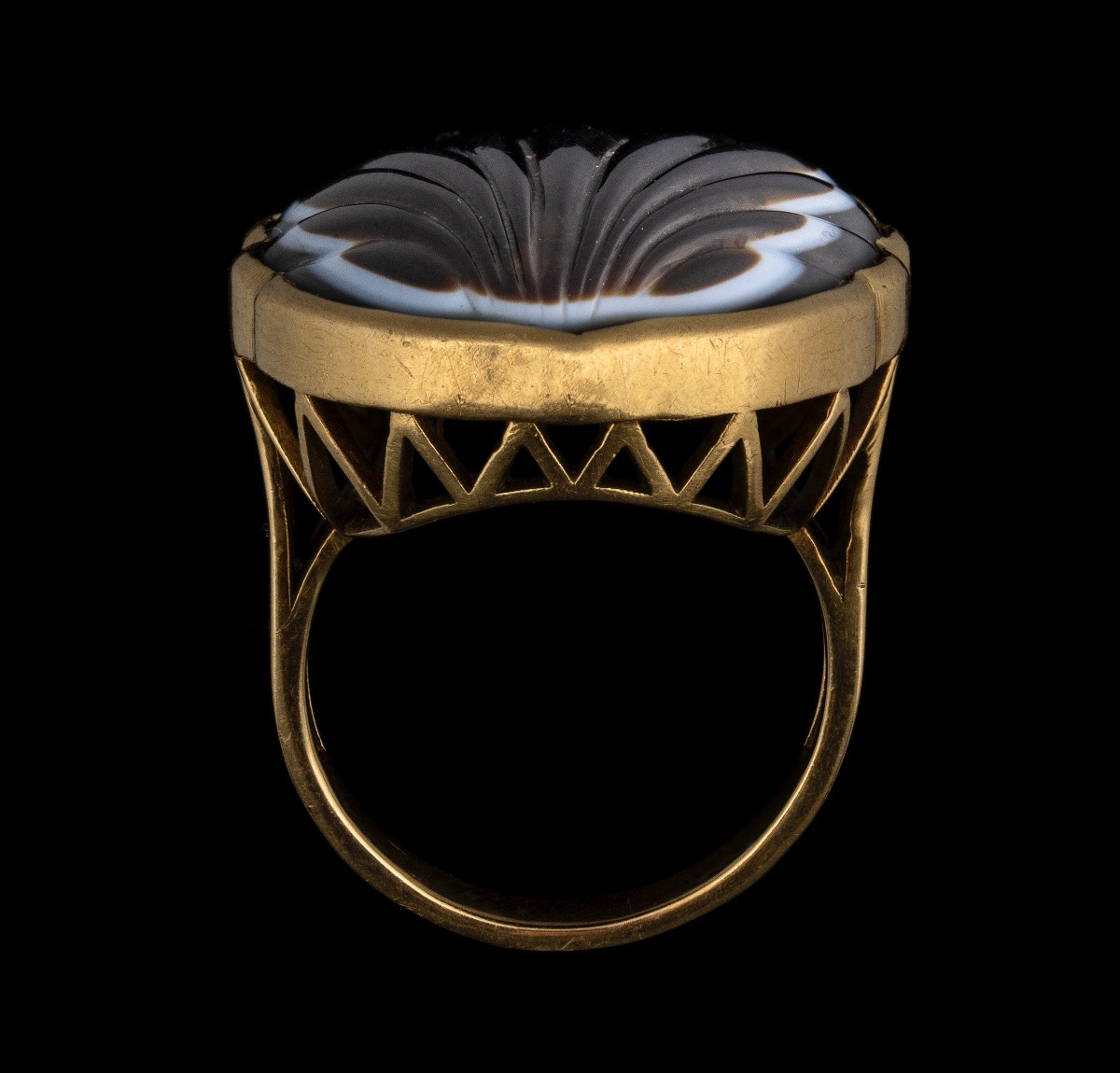 A Large Victorian Gold Ring Set With A Banded Agate Shell.-photo-1