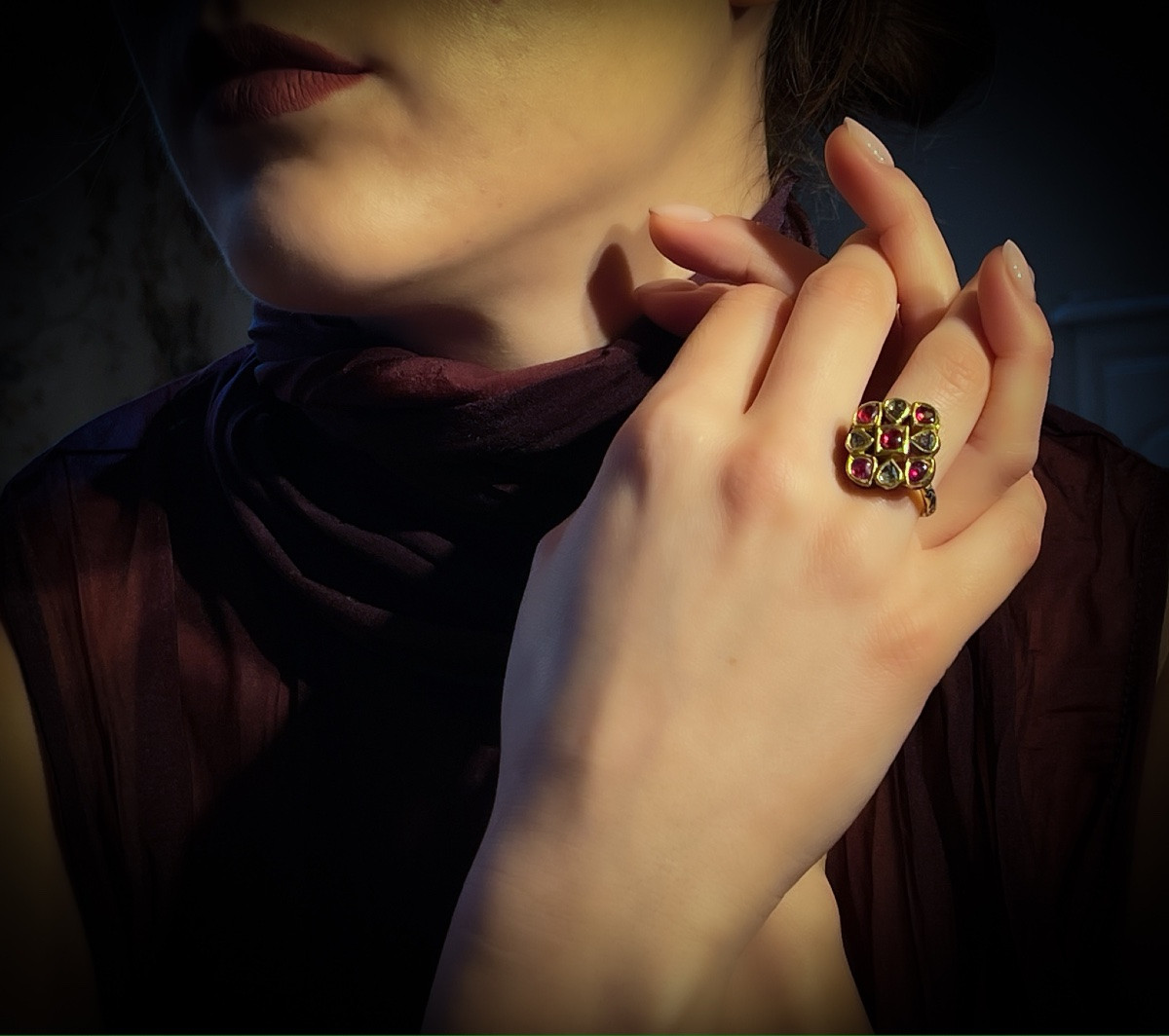 BAGUE INDIENNE EN OR ET ÉMAIL SERTIE DE DIAMANTS ET RUBIS.-photo-4