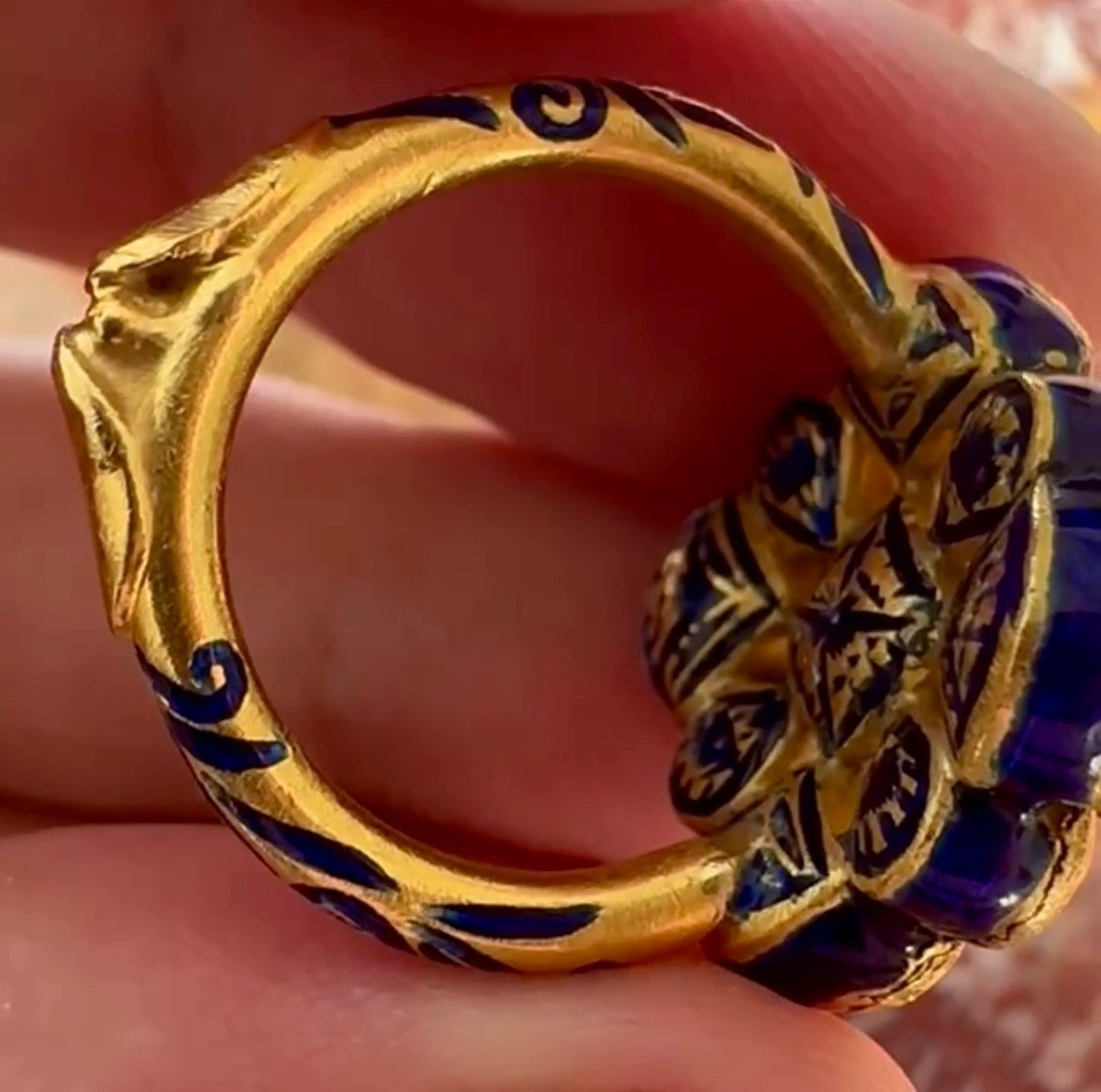 BAGUE INDIENNE EN OR ET ÉMAIL SERTIE DE DIAMANTS ET RUBIS.-photo-1