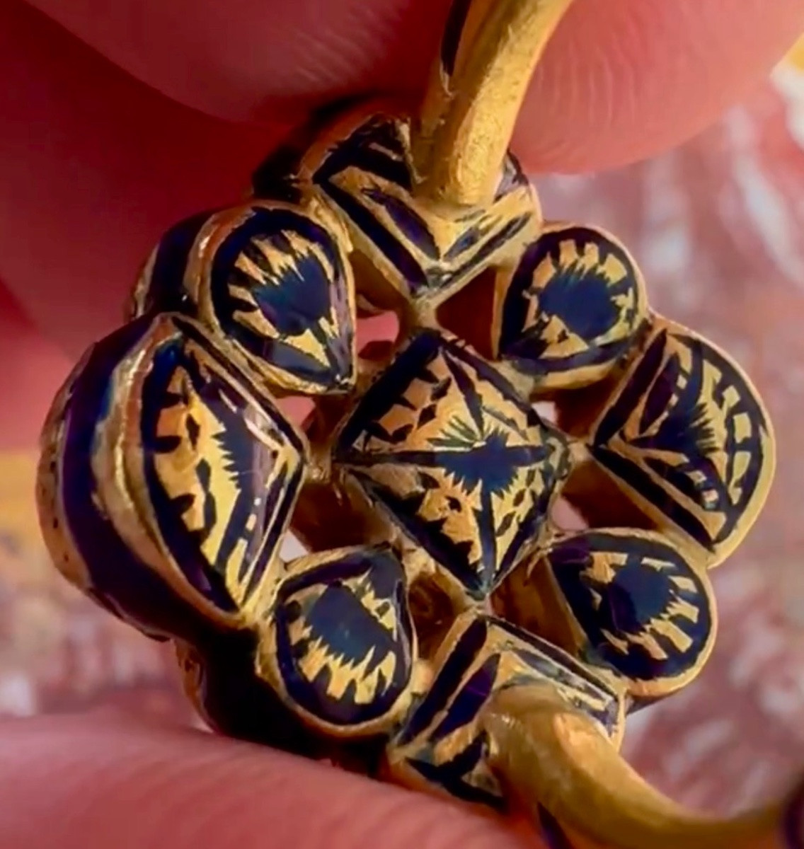 BAGUE INDIENNE EN OR ET ÉMAIL SERTIE DE DIAMANTS ET RUBIS.-photo-2