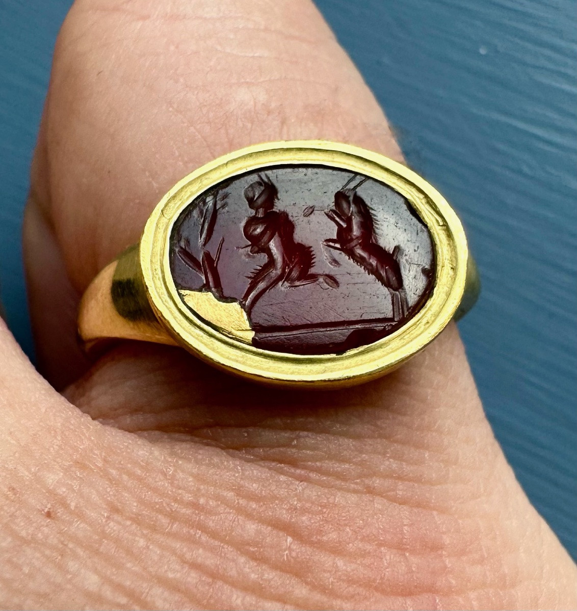 BAGUE EN OR SERTIE D'UNE INTAILLE ROMAINE SUR CORNALINE. PAN COMBATTANT LA CHÈVRE.-photo-4