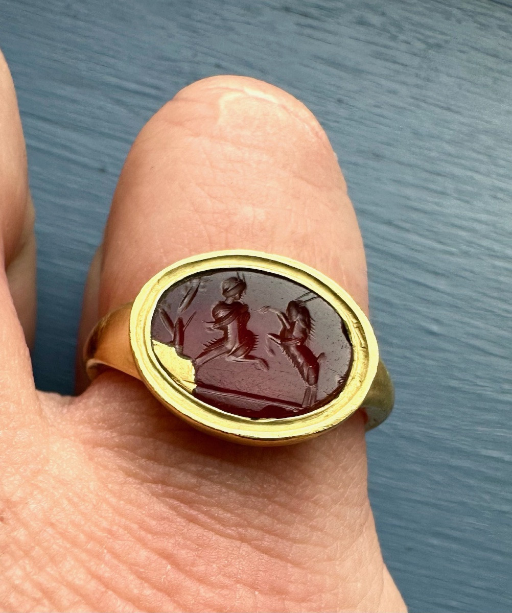BAGUE EN OR SERTIE D'UNE INTAILLE ROMAINE SUR CORNALINE. PAN COMBATTANT LA CHÈVRE.-photo-1