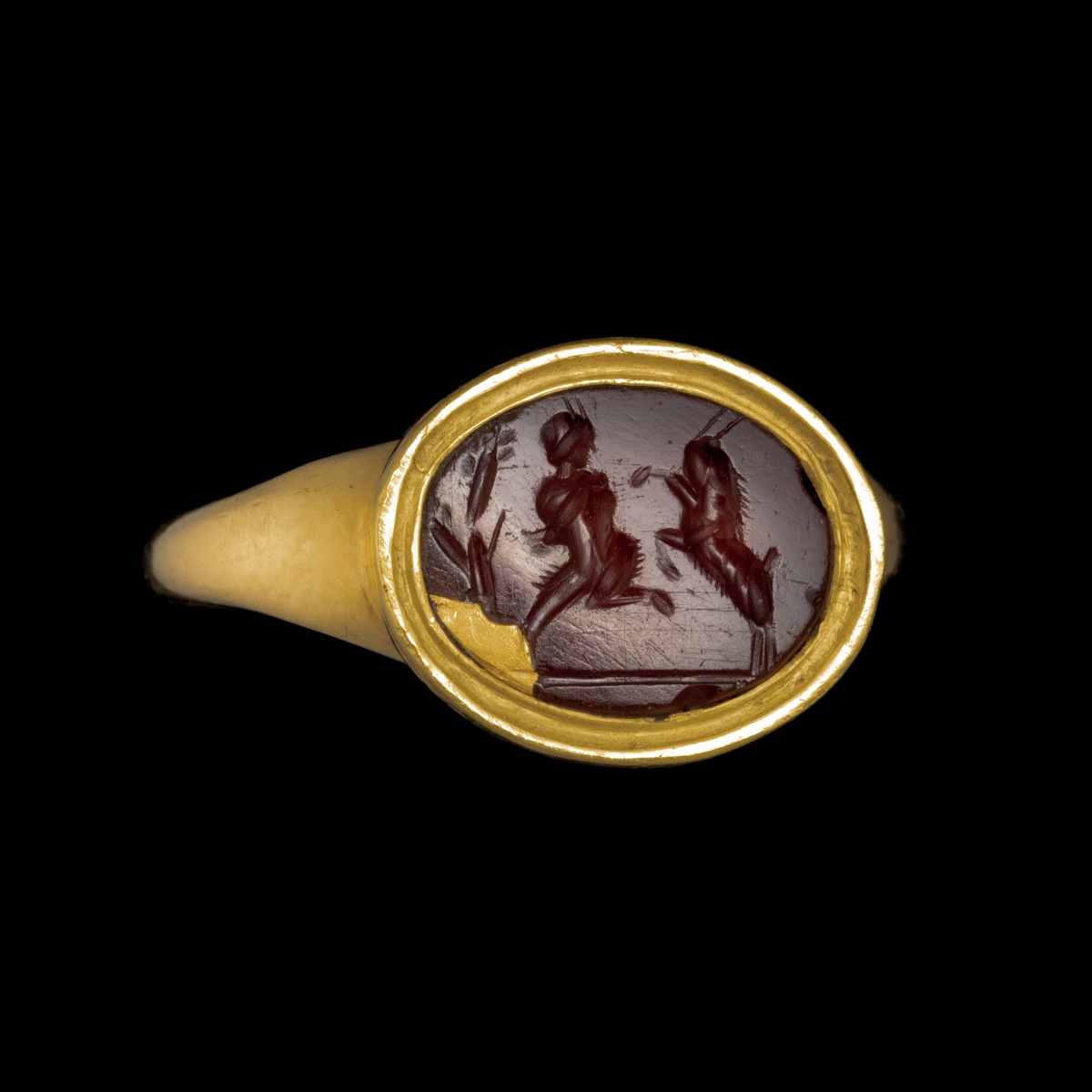 BAGUE EN OR SERTIE D'UNE INTAILLE ROMAINE SUR CORNALINE. PAN COMBATTANT LA CHÈVRE.