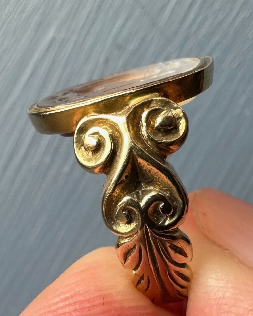CHEVALIÈRE VICTORIENNE EN OR SERTIE D'UNE INTAILLE EN AGATE À PROTOMÉ DE CHEVAL ET ATTRIBUTS-photo-2