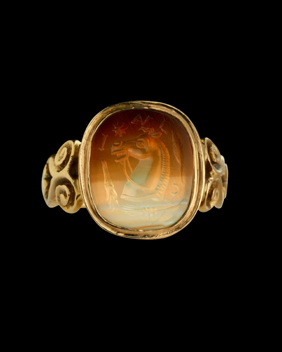 CHEVALIÈRE VICTORIENNE EN OR SERTIE D'UNE INTAILLE EN AGATE À PROTOMÉ DE CHEVAL ET ATTRIBUTS-photo-3
