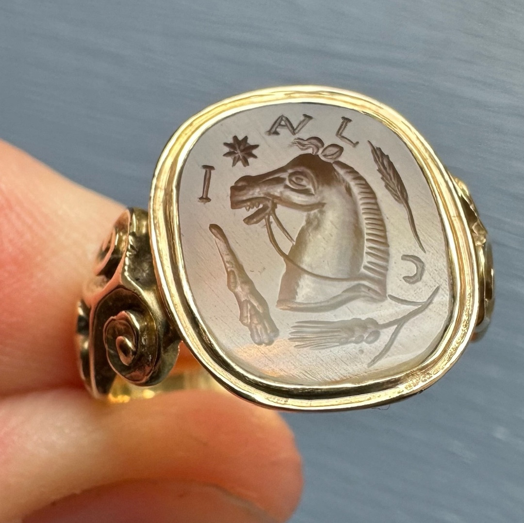 Proantic: A Victorian Gold Signet Ring Set With An Agate Intaglio. Hor