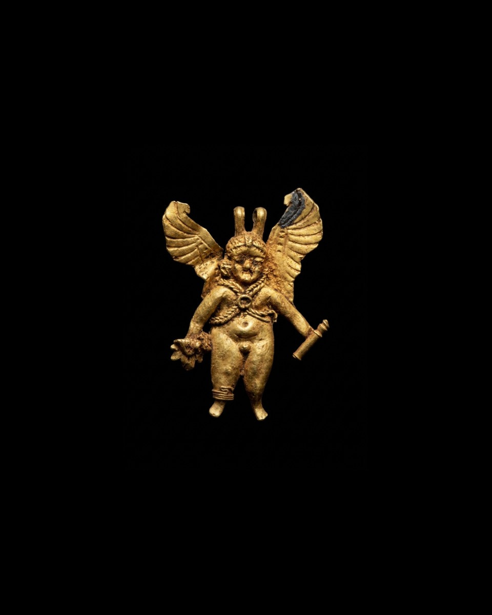 Pendentif hellénistique en or représentant Éros ailé