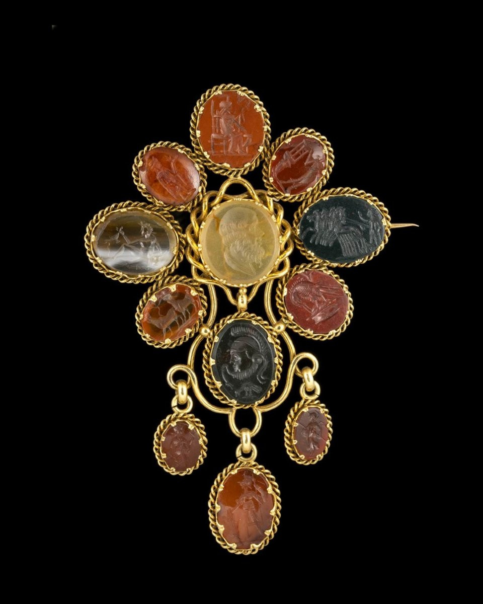 BROCHE VICTORIENNE EN OR SERTIE DE DOUZE INTAILLES SUR PIERRES DURES. SUJETS VARIES.-photo-2
