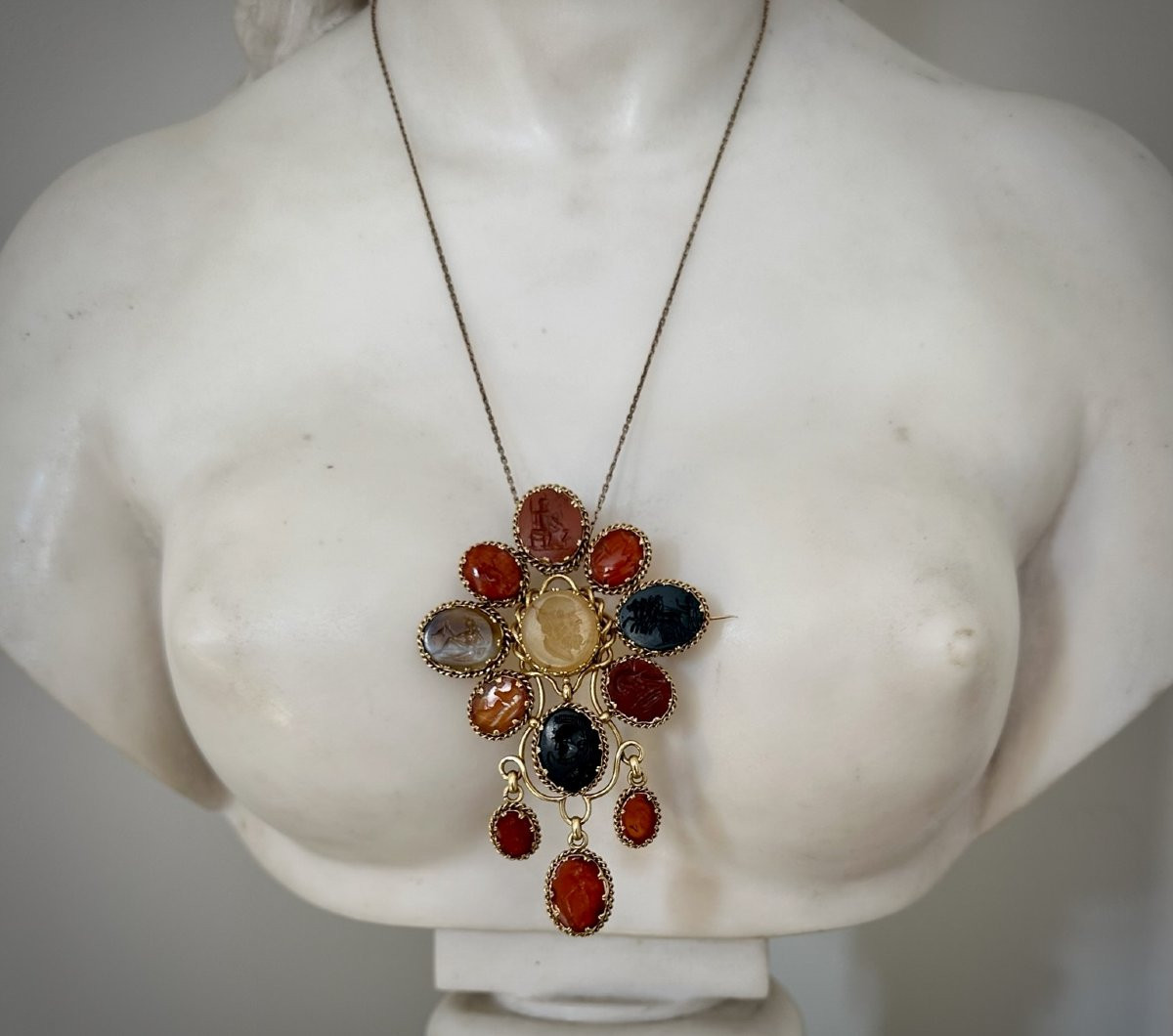 BROCHE VICTORIENNE EN OR SERTIE DE DOUZE INTAILLES SUR PIERRES DURES. SUJETS VARIES.-photo-3