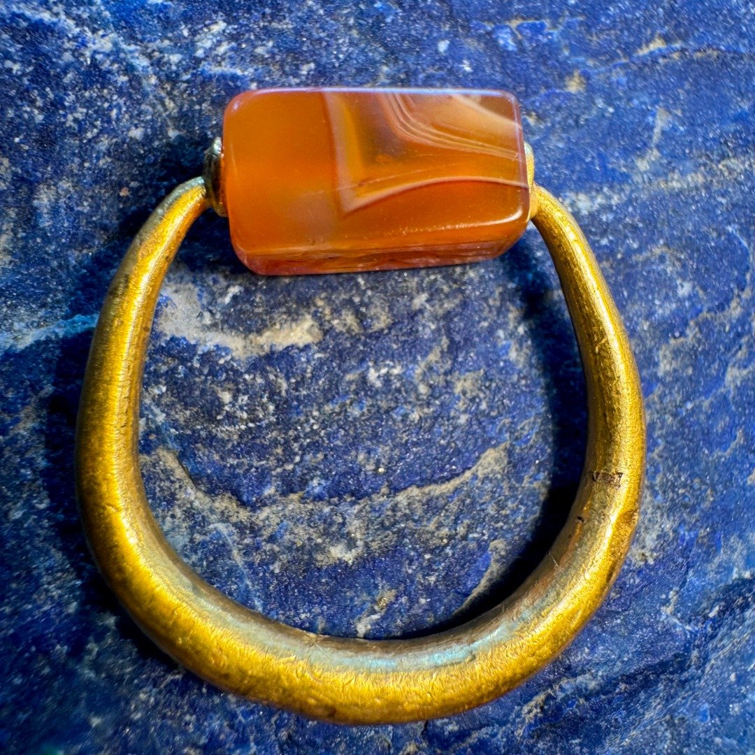 Bague gréco-perse en or pivotante avec un sceau gravé sur cornaline. Mercure et personnage-photo-3