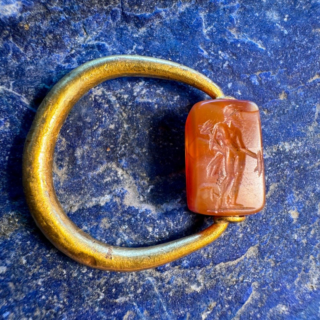 Bague gréco-perse en or pivotante avec un sceau gravé sur cornaline. Mercure et personnage-photo-4