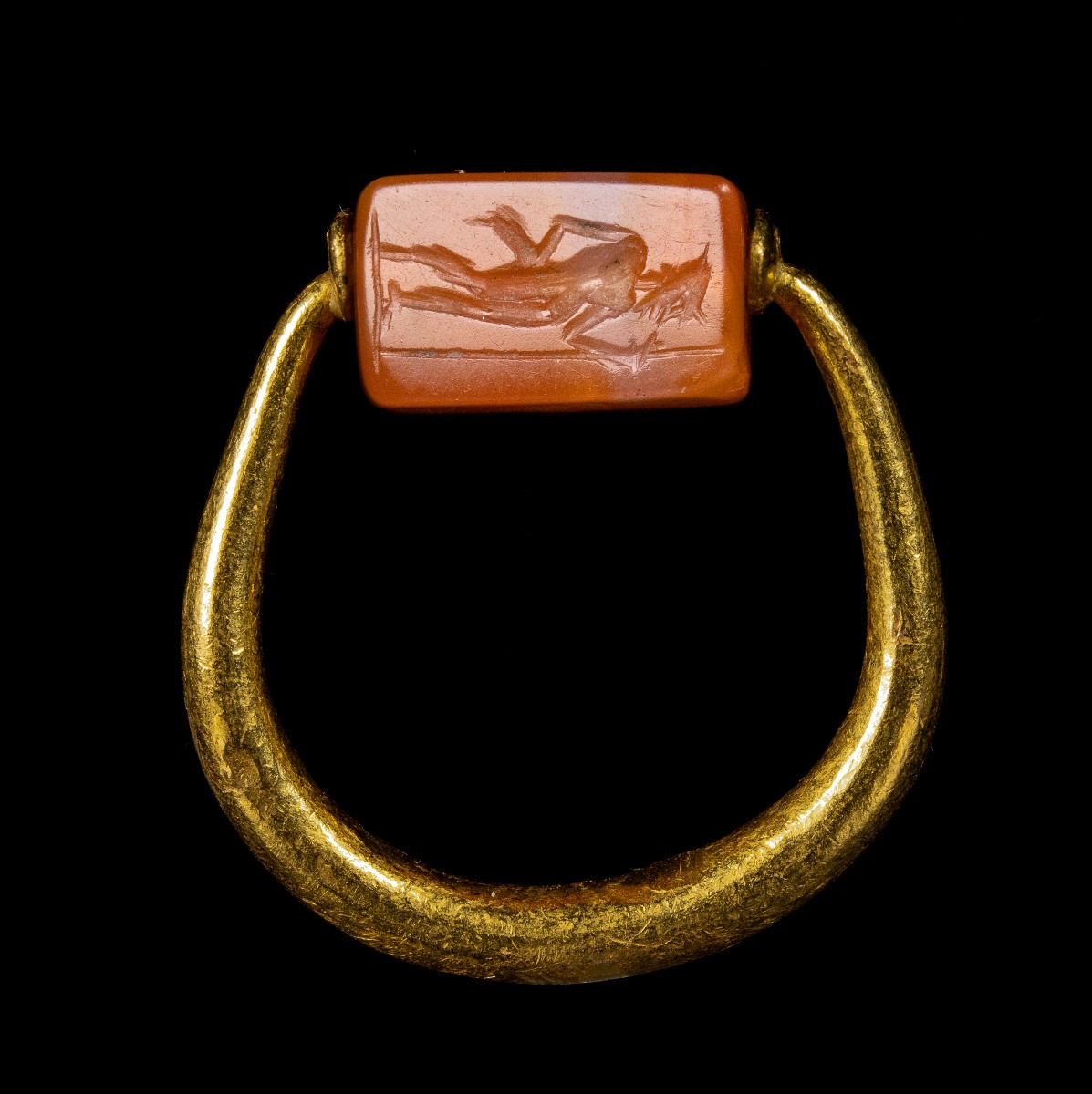 Bague gréco-perse en or pivotante avec un sceau gravé sur cornaline. Mercure et personnage