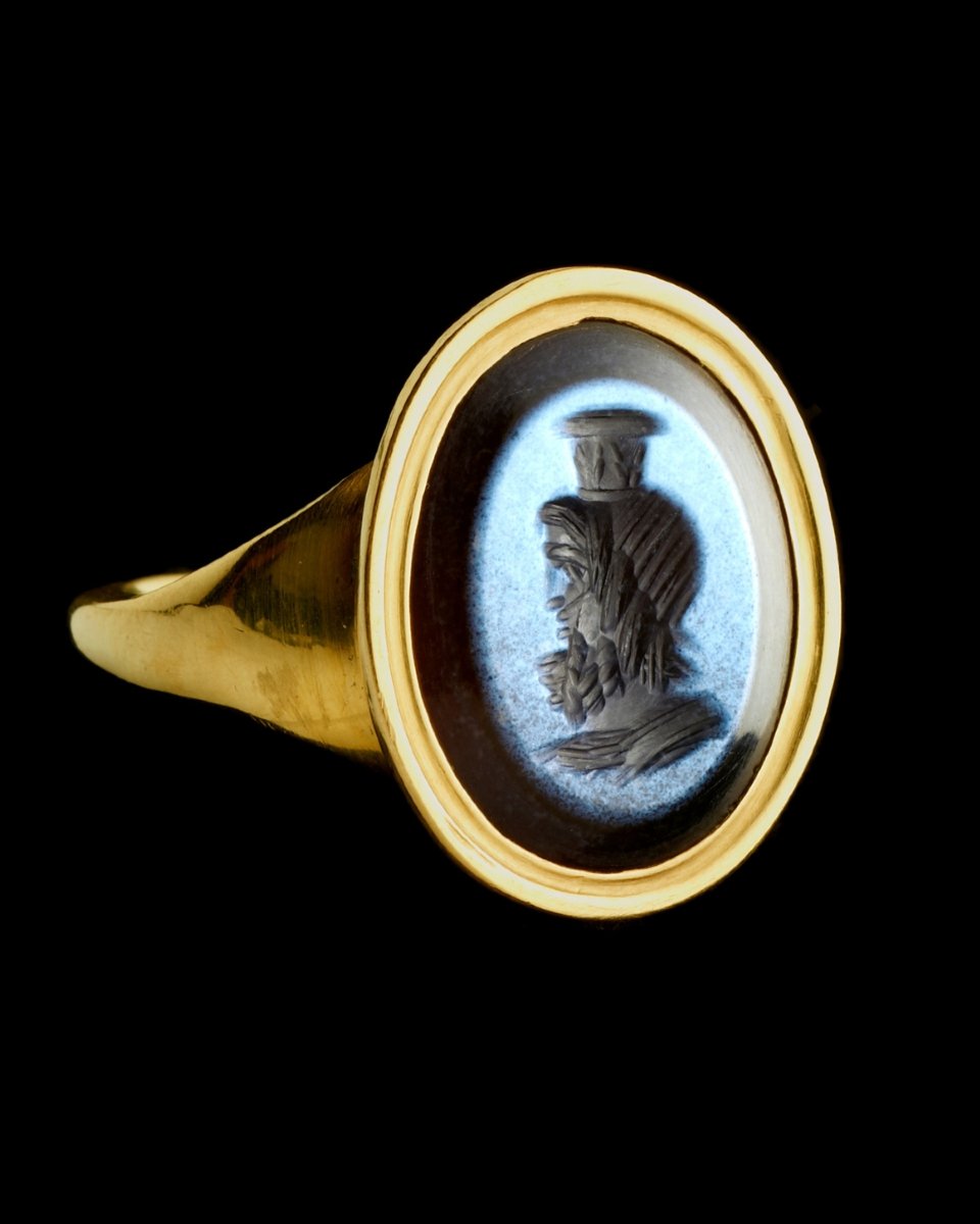 Bague en or sertie d'une intaille romaine sur nicolo. Portrait de Jupiter-Sérapis-photo-2