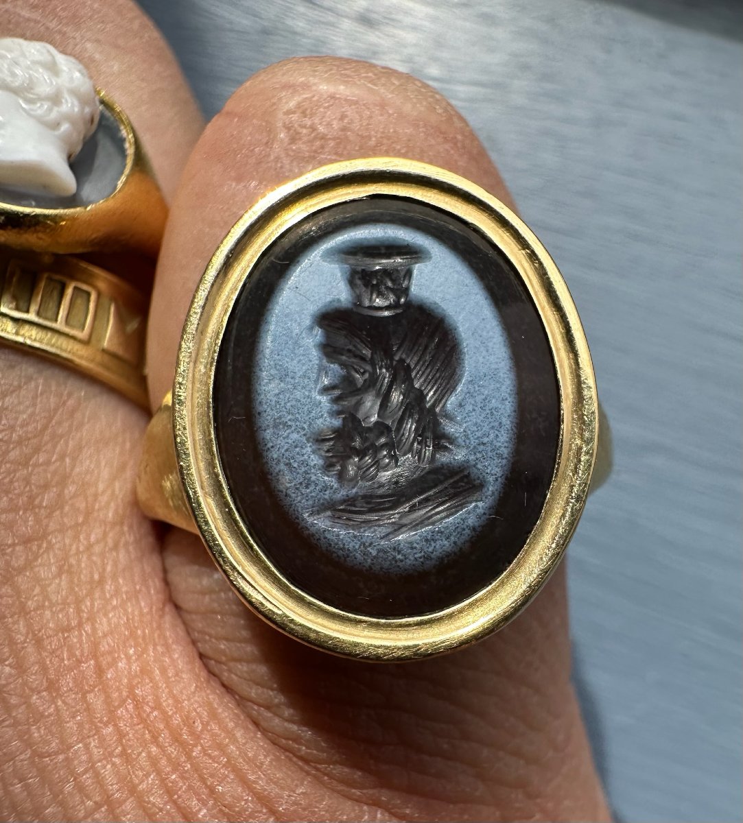 Bague en or sertie d'une intaille romaine sur nicolo. Portrait de Jupiter-Sérapis-photo-3