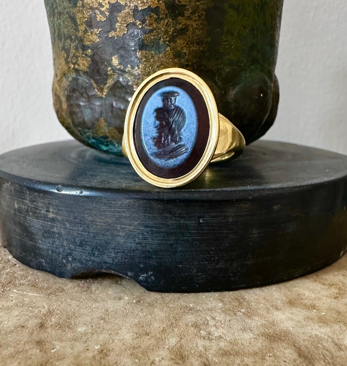 Bague en or sertie d'une intaille romaine sur nicolo. Portrait de Jupiter-Sérapis-photo-1