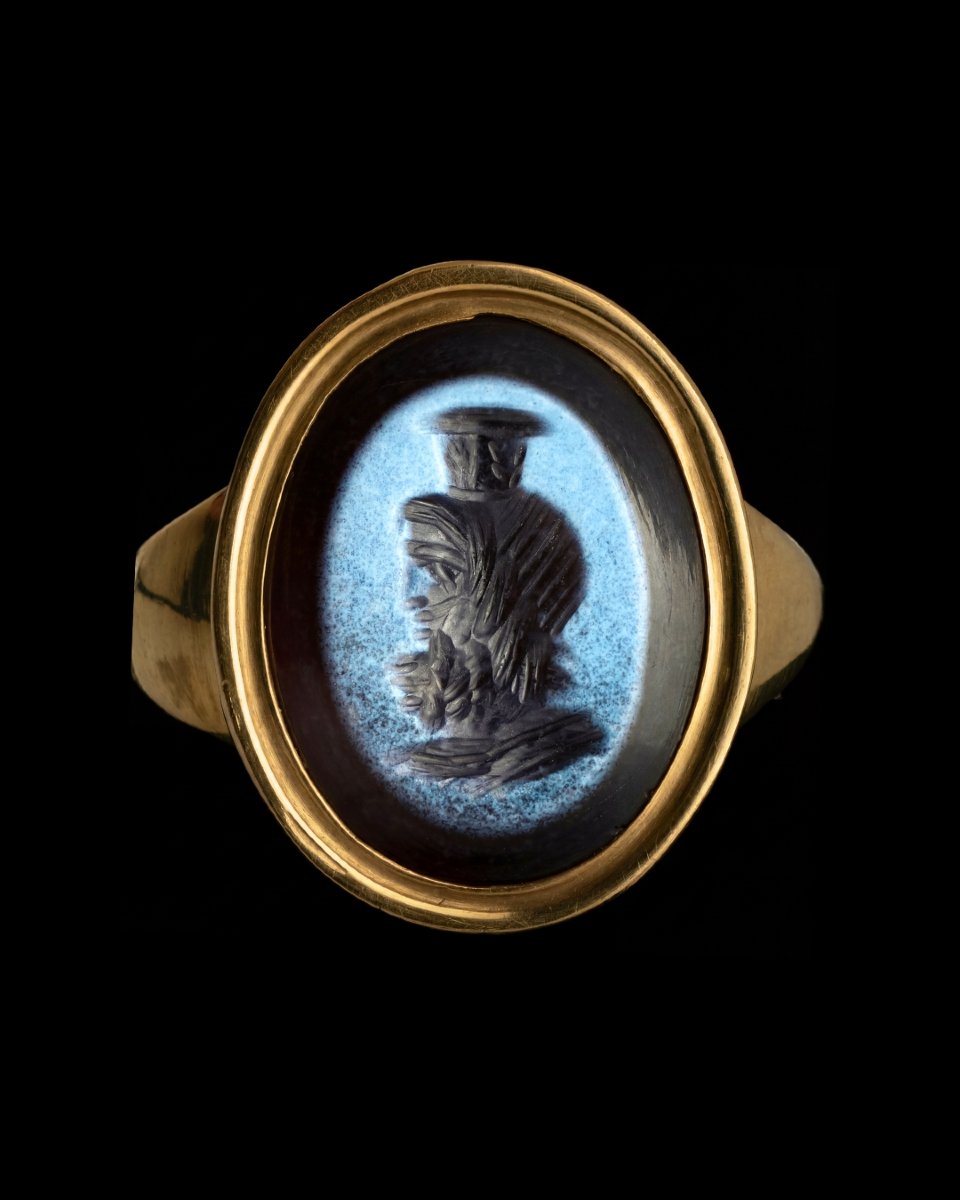 Bague en or sertie d'une intaille romaine sur nicolo. Portrait de Jupiter-Sérapis