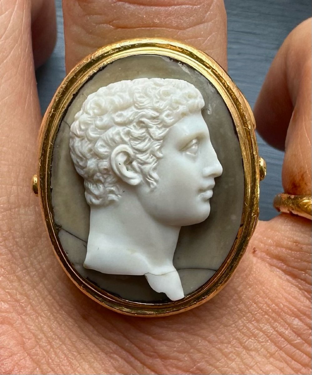 Attilio Codognato. Bague camée sur agate néoclassique — Hercule jeune Or jaune 18 carats — XXe -photo-3