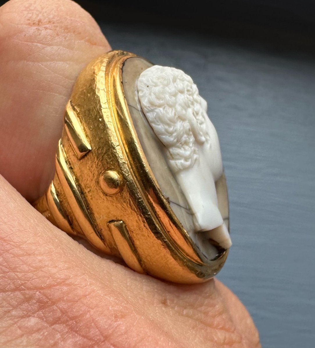 Attilio Codognato. Bague camée sur agate néoclassique — Hercule jeune Or jaune 18 carats — XXe -photo-1