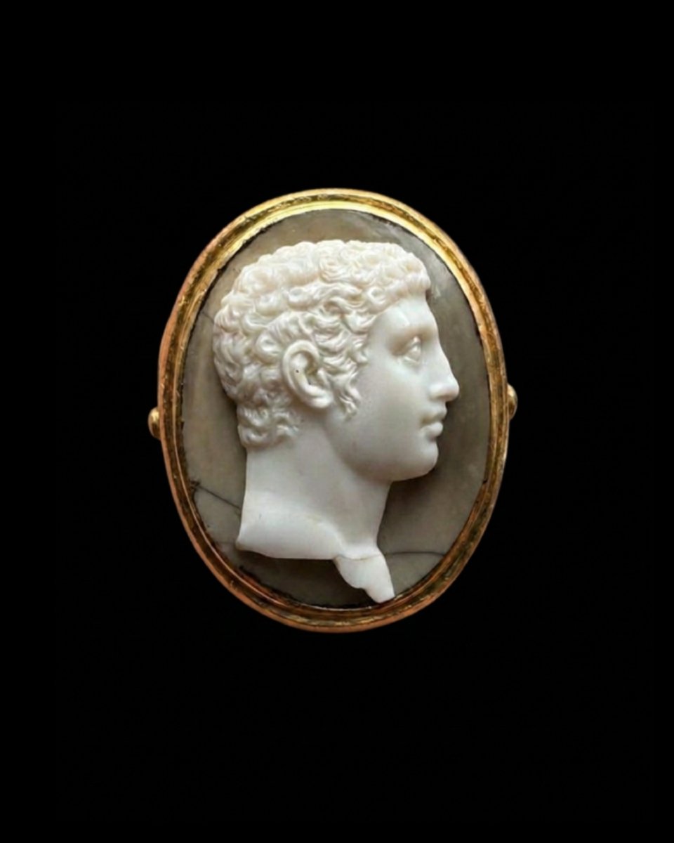 Attilio Codognato. Bague camée sur agate néoclassique — Hercule jeune Or jaune 18 carats — XXe 