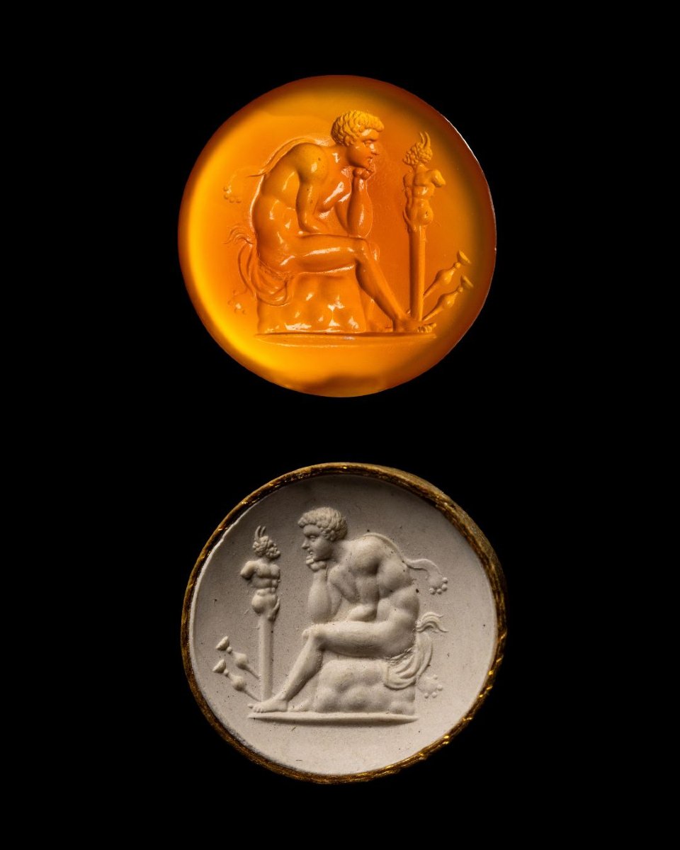 Intaille Grand Tour sur cornaline d’un jeune Faune assis devant un hermès ithyphallique de Pan-photo-3