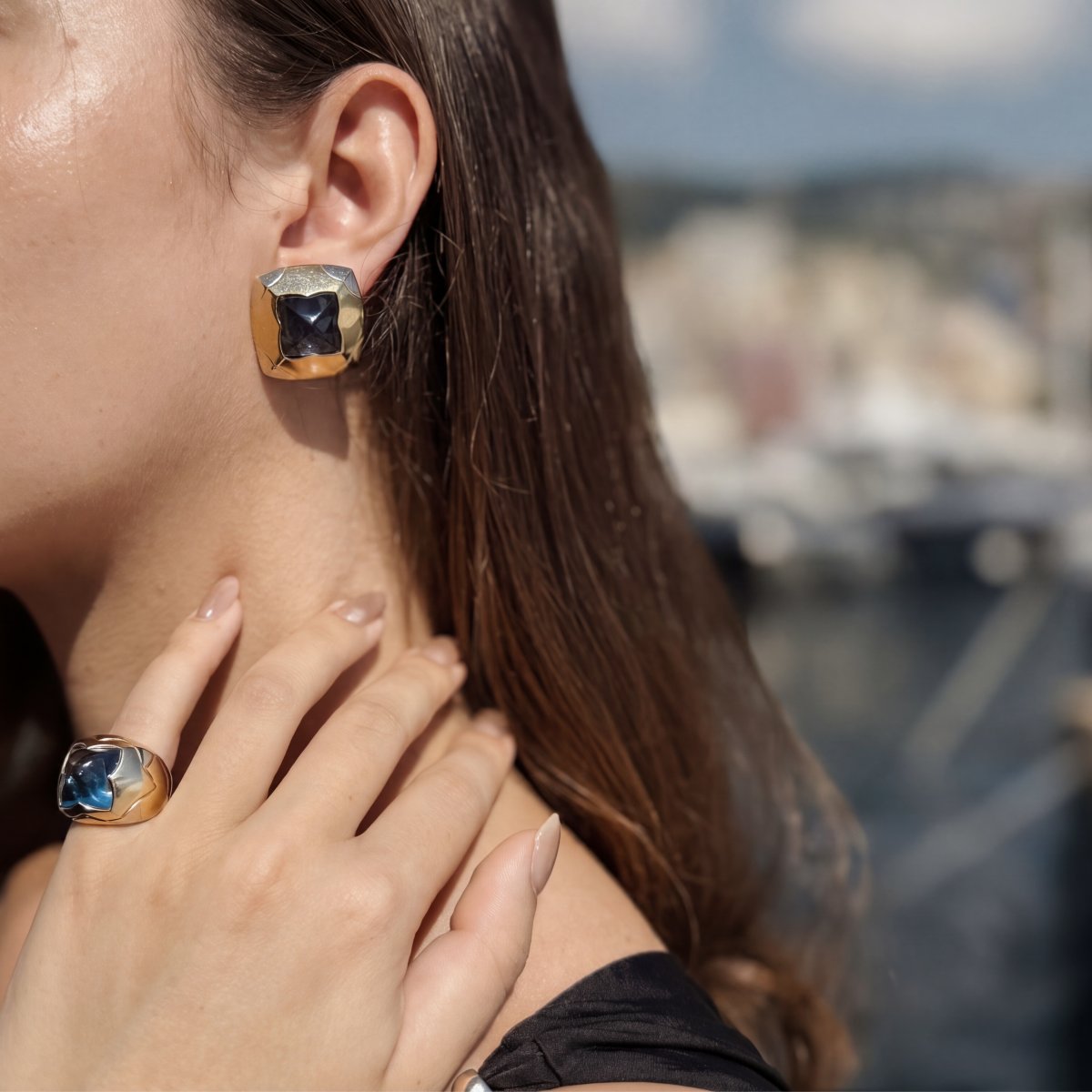 Bulgari. Demi-parure en or et topaze bleue — paire de clips d'oreilles et bague assortie