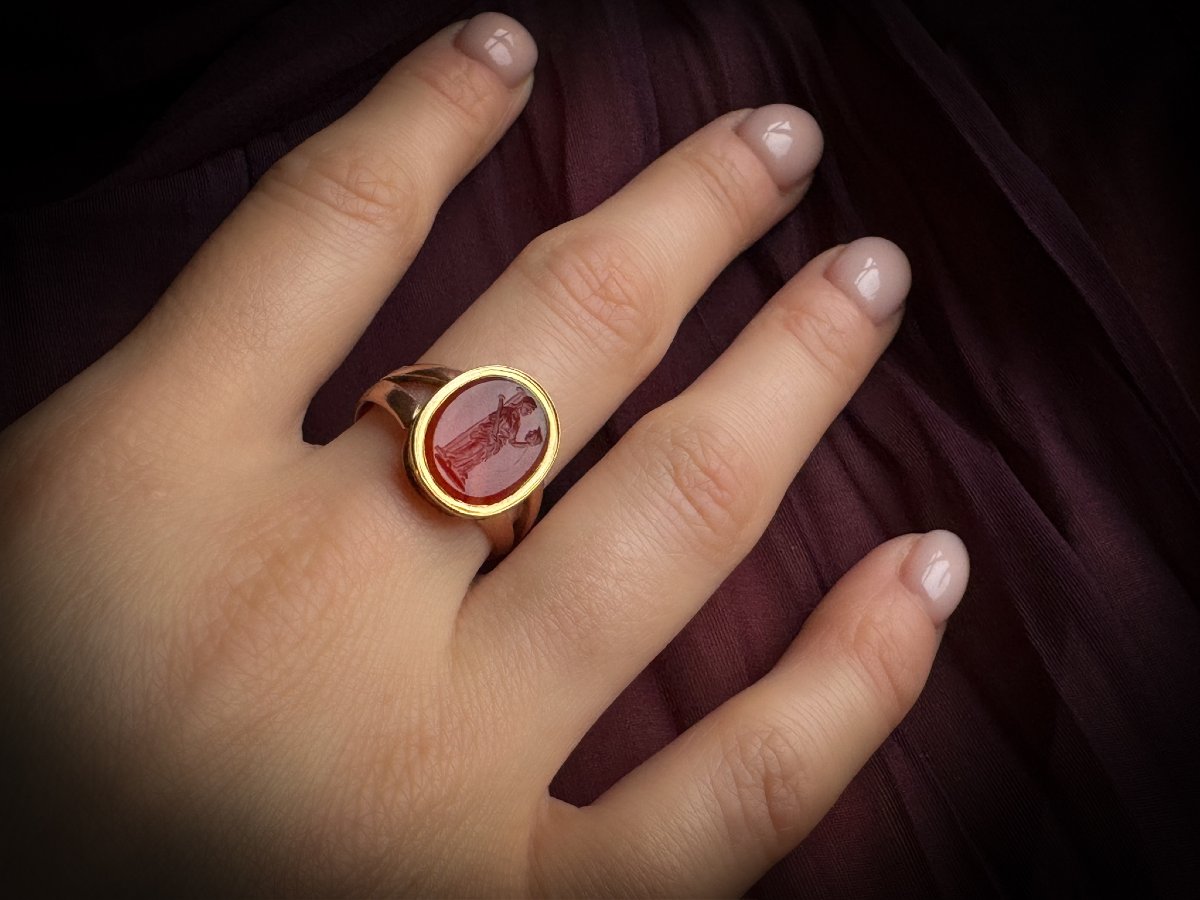 Bague en or XIXe s. sertie d'une intaille romaine sur cornaline. Melpomène, muse de la tragédie-photo-2