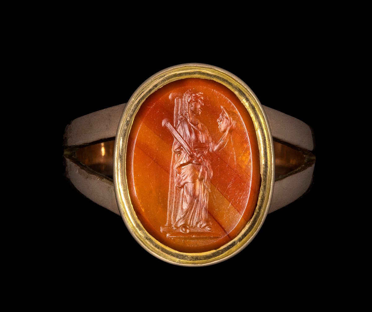 Bague en or XIXe s. sertie d'une intaille romaine sur cornaline. Melpomène, muse de la tragédie-photo-3