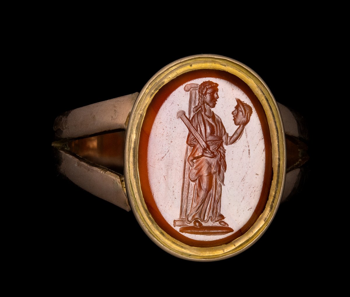 Bague en or XIXe s. sertie d'une intaille romaine sur cornaline. Melpomène, muse de la tragédie-photo-1