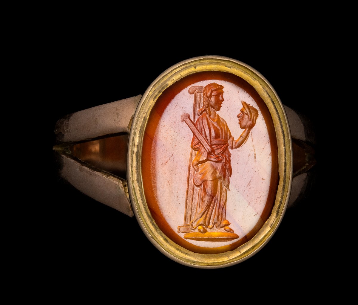 Bague en or XIXe s. sertie d'une intaille romaine sur cornaline. Melpomène, muse de la tragédie
