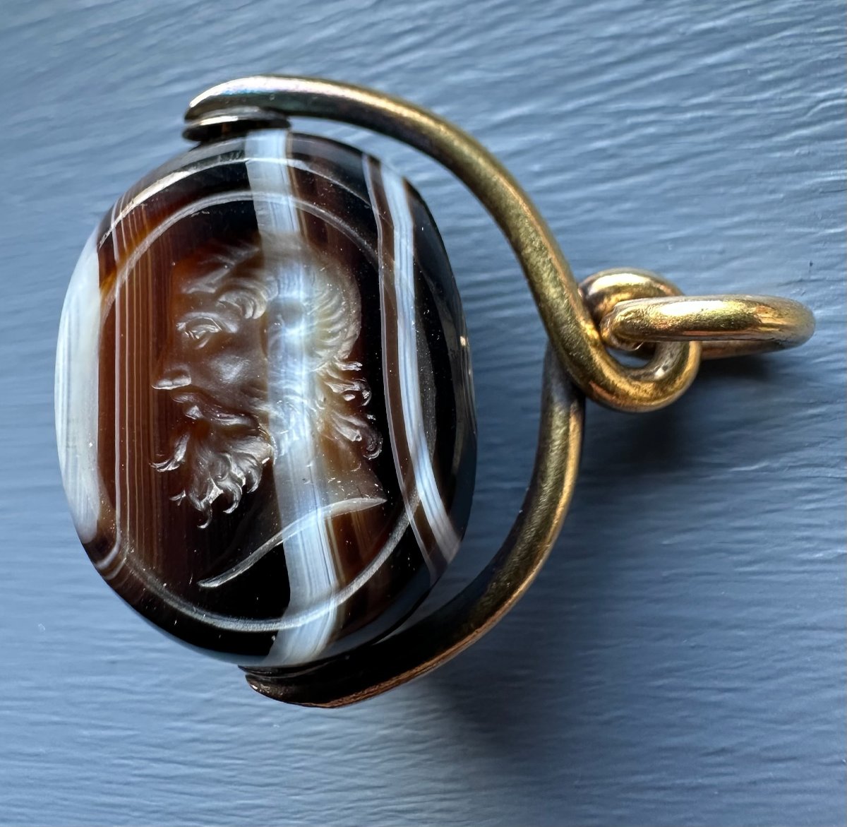 Sceau pivotant victorien en agate rubanée gravée, monture en or. Portrait de Jupiter Ammon.-photo-3
