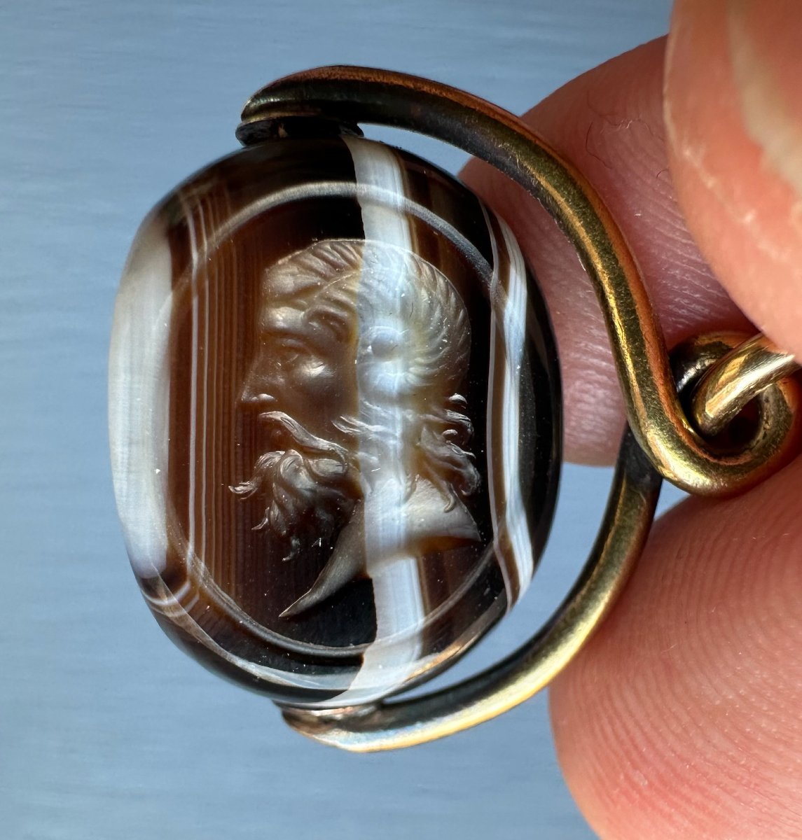 Sceau pivotant victorien en agate rubanée gravée, monture en or. Portrait de Jupiter Ammon.-photo-4