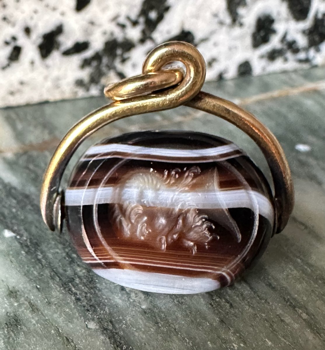 Sceau pivotant victorien en agate rubanée gravée, monture en or. Portrait de Jupiter Ammon.-photo-1