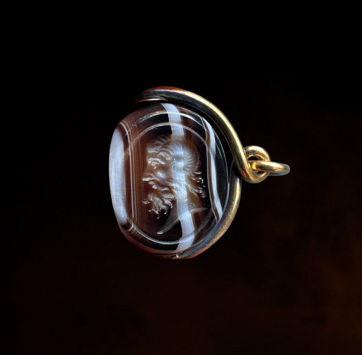 Sceau pivotant victorien en agate rubanée gravée, monture en or. Portrait de Jupiter Ammon.